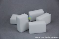 怎樣去除衛生間鏡子上的頑固水漬？用納米海綿